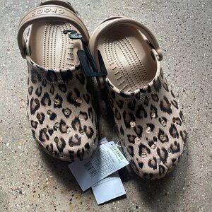 NWT crocs leopard ! Women’s 8